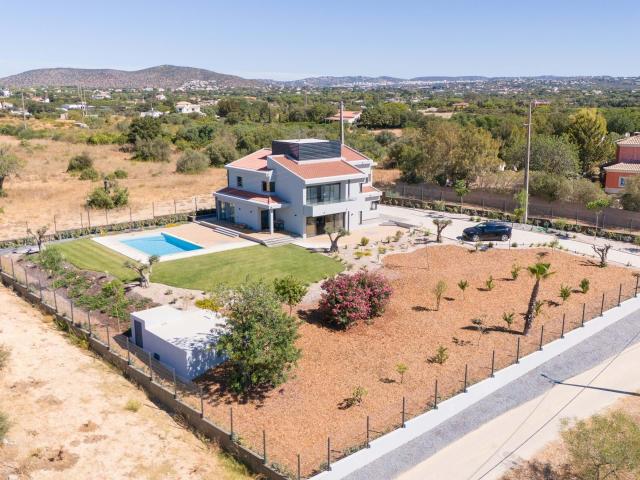 Moradia 5 7 Quartos á Venda em Fonte Santa, Vale do Lobo Algarve recentemente renovada T5 T7 5 min da praia