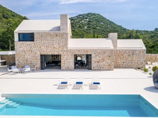Oassis moderne en pierre blanche à Dubrovnikerne en pierre blanche à Dubrovnik