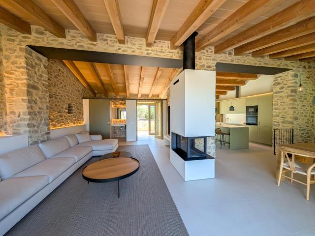 Obra nueva Exclusiva casa de piedra en Palau saverdera con vistas panorámicas al mar y al Empordà