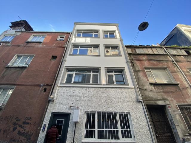 Odnowiony budynek z 4 apartamentami w Fatih, gotowy do zamieszkania