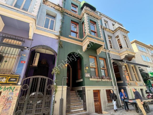 Odak'tan Kadife Sokak'ta Teraslı Manzaralı Komple Kiralık Bina