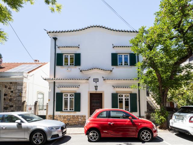 Oeiras, Santo Amaro Moradia dos anos 40, com 3 pisos para arrendar