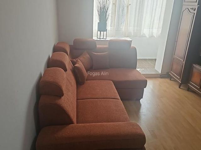 Ofer spre inchiriere apartament cu 3 camere, bucatarie inchisa si hol complet m