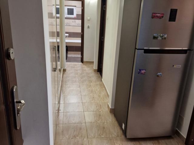 Ofer spre inchiriere apartament decomandat cu 3 camere, etaj 2/4