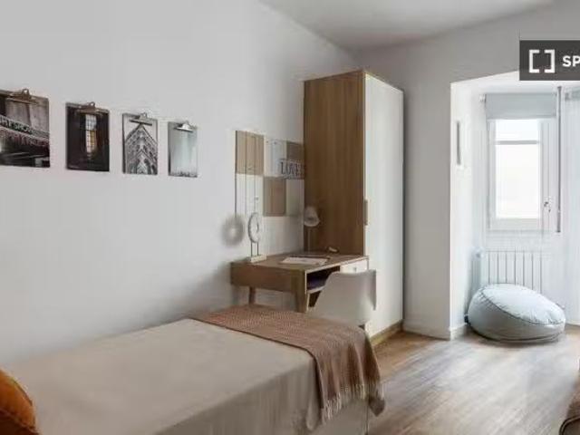 Acogedor Cama en habitación compartida en piso de 4 habitacion.