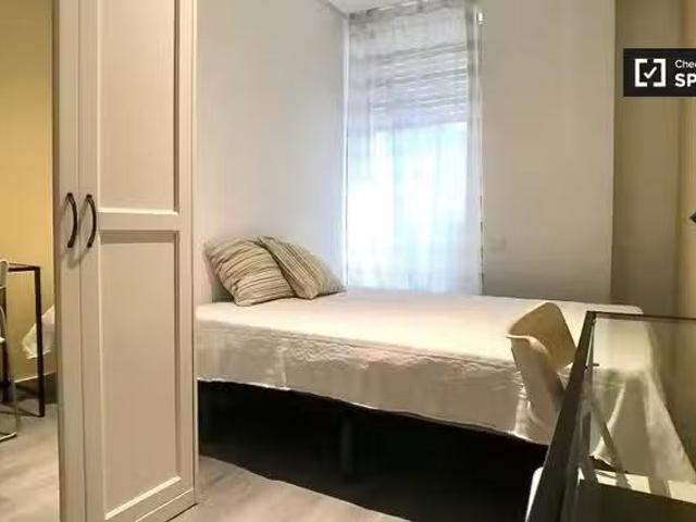 Encantador Acogedora habitación en apartamento de 6 dormitorio.