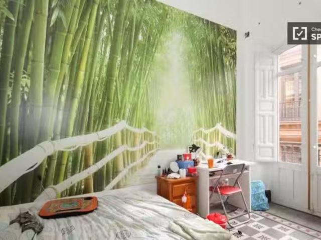 ¡Recién llegado! Alquiler de habitaciones en apartamento de 6.