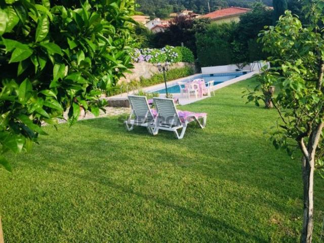 Oferta da Escritura. Moradia individual T4 com piscina em Escudeiros Braga