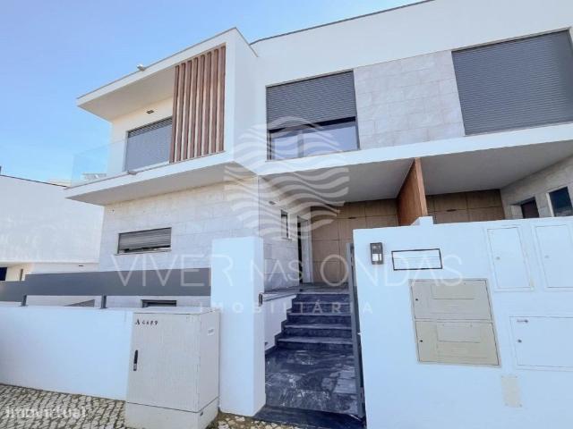 Moradia T3, com 3 suites e garagem, PRONTA A ESCRITURAR! Caparica