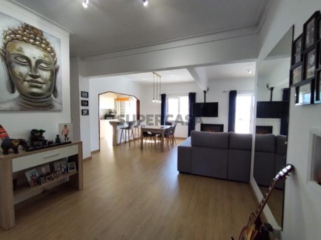 Apartamento T4 transformado em T3, 1º andar, remodelado Feijo *Oferta de escritura