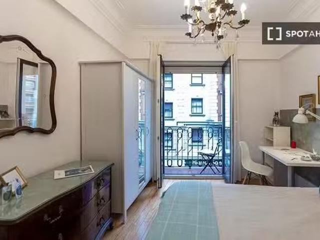 ¡Recién llegado! Elegante habitación en un apartamento de 7 do.