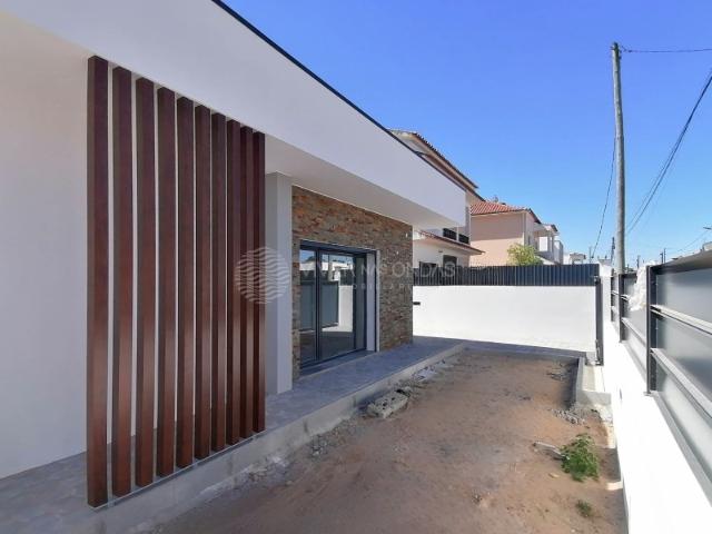 OFERTA ESCRITURA | Moradia T3 +1 Térrea | Redondos | Fernão Ferro