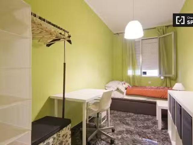 ¡Oferta! Habitación amueblada en apartamento de 3 dormitorios.