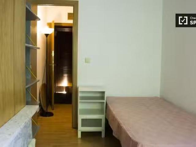 ¡Renta! Habitación amueblada en apartamento de 7 dormitorios e.