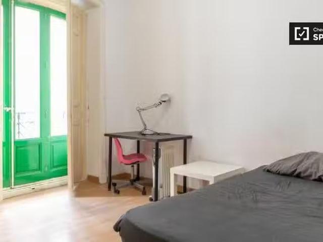 Bonito Habitación animada para alquilar en apartamento de 7 do.