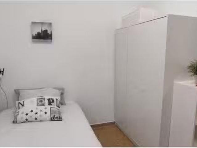 Acogedor Habitación en un piso compartido de 6 habitaciones en.