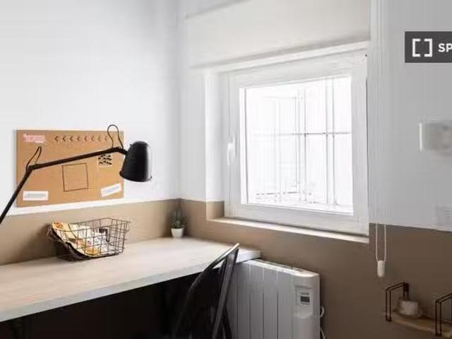 Acogedor Habitación en alquiler en apartamento de 3 dormitorio.