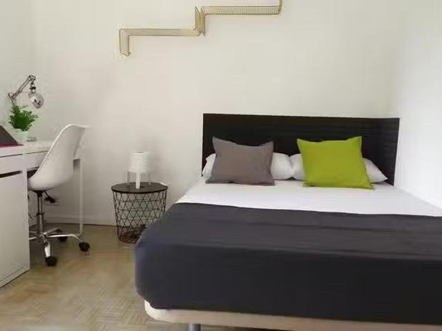 Encantador Habitación en Avenida de Portugal, Puerta del Ángel