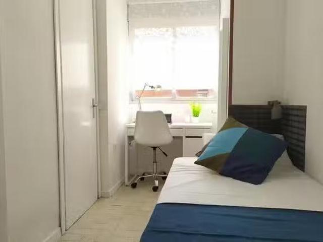 ¡En alquiler! Habitación en Avenida de Portugal, Puerta del Án.