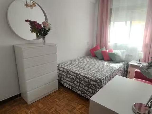 Acogedor Habitación en Avenida Guadalajara, Junta Municipal 5
