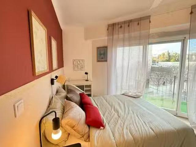 Encantador Habitación en Avinguda de Jijona, Carolinas Bajas