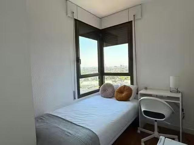 ¡En alquiler! Habitación en Calle de Cardenal Marcelo Spínola.