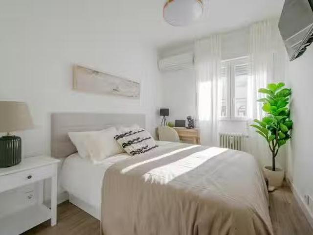 Barato Habitación en Calle de María de Guzmán, Chamberí