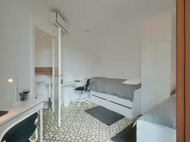 ¡Renta! Habitación en Carrer de Còrsega