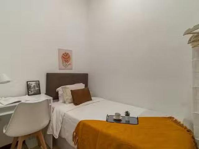 ¡Oferta! Habitación en Carrer de Calàbria, L'Eixample