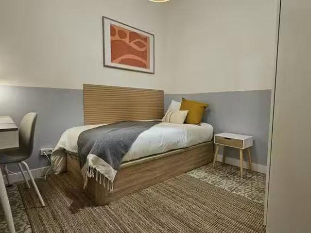 ¡Renta! Habitación en Carrer de Calàbria, L'Eixample