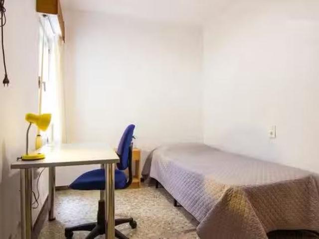 Encantador Habitación en Carrer de Pere Aleixandre, Montolivet