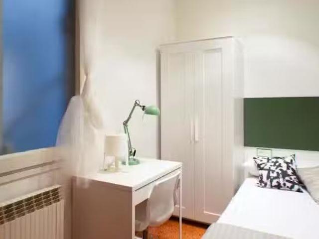 ¡Recién llegado! Habitación en Carrer del Comte Borrell