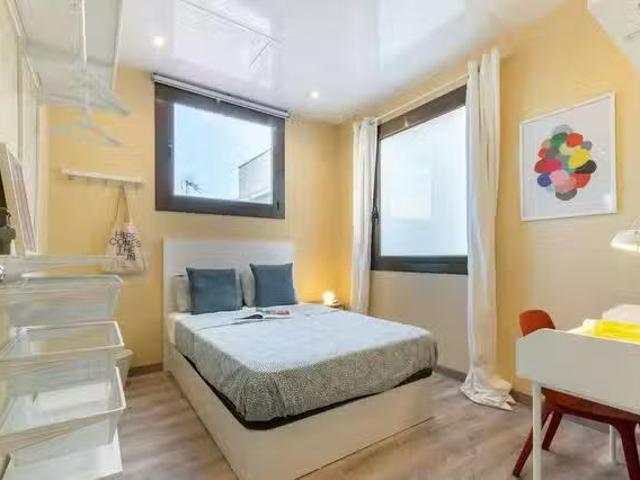 Bonito Habitación en Gran Via de les Corts Catalanes, Dreta de.