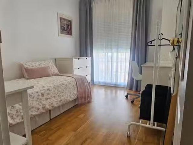 ¡Recién llegado! Habitación en Passatge de Jordi Ferran, Les C.