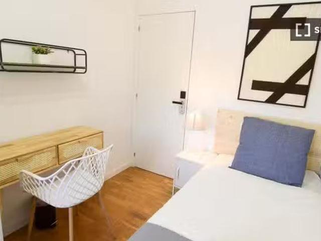 ¡Oferta! Habitación en piso compartido de 11 habitaciones en N.