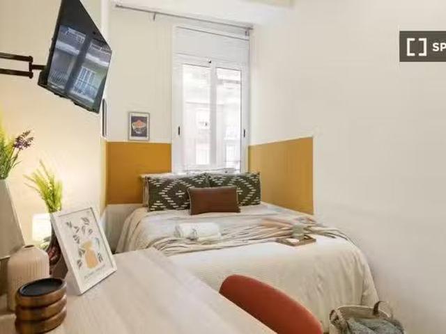 ¡Oferta! Habitación en piso compartido de 8 habitaciones en al.
