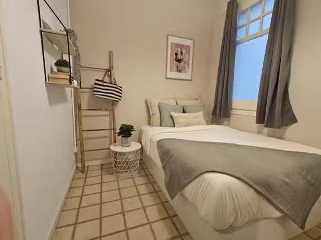 ¡Renta! Habitación en Pl. de Ramon Berenguer el Gran, 2