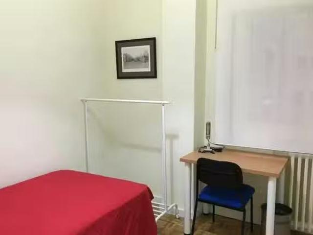 ¡Recién llegado! Habitación en Ronda de Valencia, Centro
