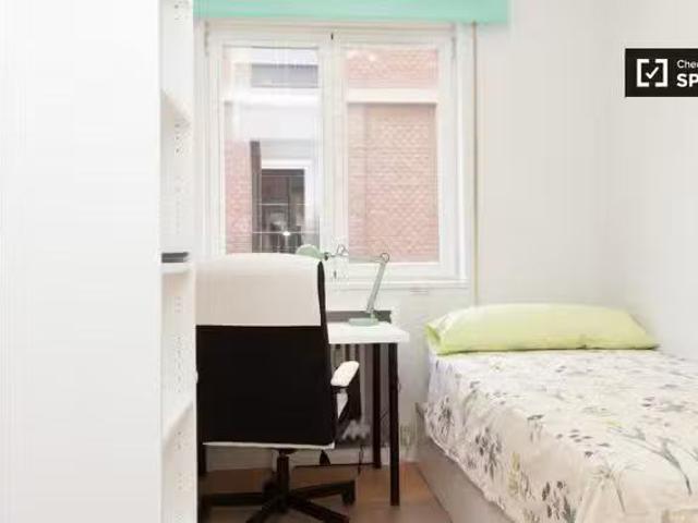 ¡Renta! Habitación enorme en un apartamento de 7 dormitorios e.