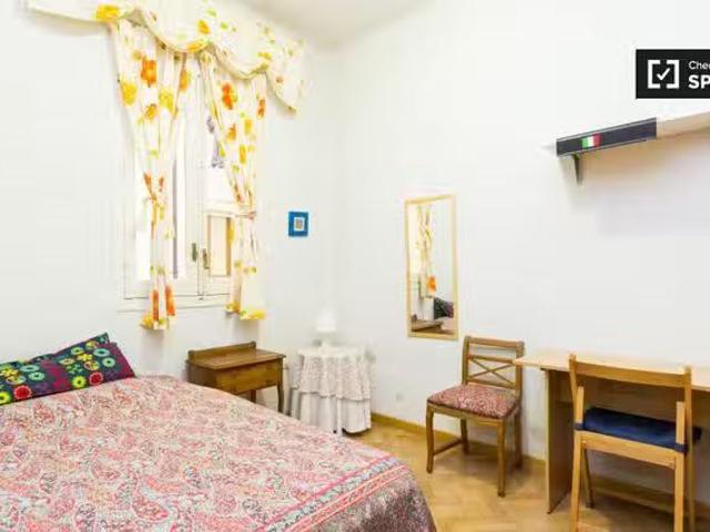 Barato Habitación equipada en apartamento de 4 dormitorios en.