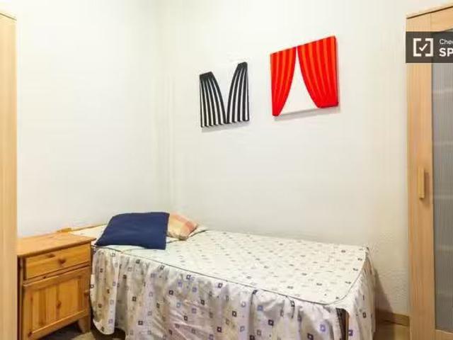 ¡En alquiler! Habitación interior en apartamento de 4 dormitor.