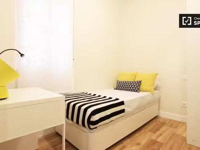 ¡Recién llegado! Habitación interior en apartamento de 4 dormi.