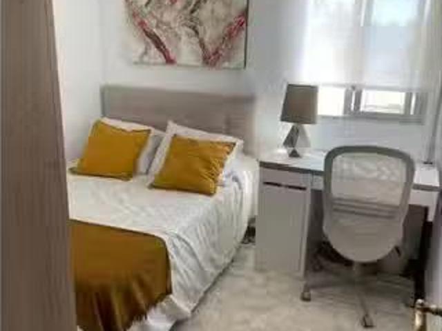 Encantador Habitación moderna en un apartamento reformado