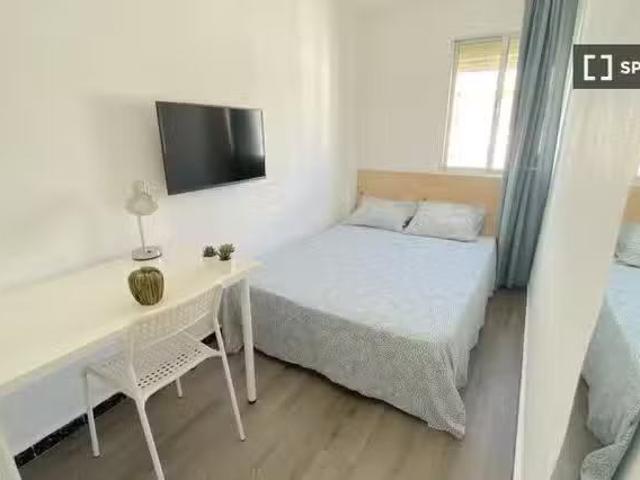 Barato Habitación soleada cerca del centro con cama de matrimo.