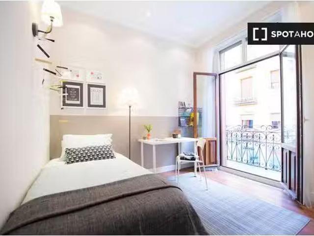 ¡En alquiler! Habitación soleada en apartamento de 3 dormitori.