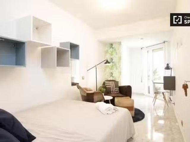 ¡Recién llegado! Habitaciones en apartamento de 4 dormitorios.