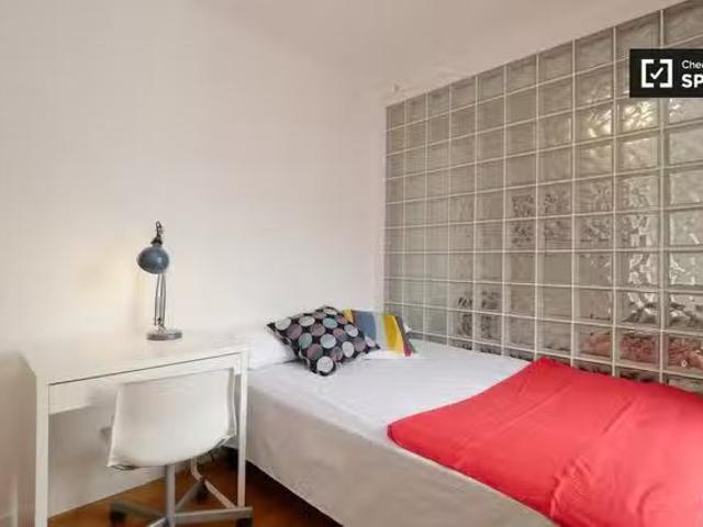 ¡Oferta! Se alquila habitación ordenada en piso de 5 habitacio.