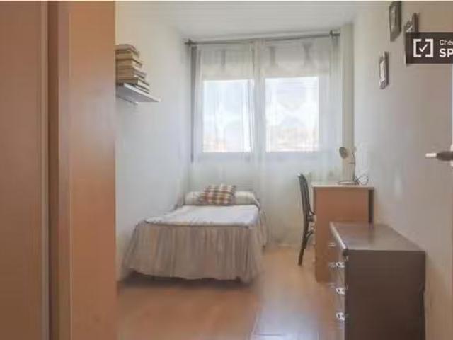 Acogedor Se alquila habitación en apartamento de 3 dormitorios.
