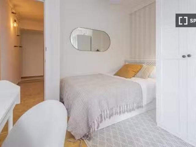 ¡Renta! Se alquila habitación en apartamento de 5 dormitorios.