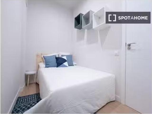 ¡Recién llegado! Se alquila habitación en apartamento de 5 dor.
